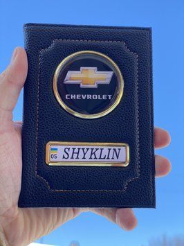 Шкіряна обкладинка для автодокументів з логотипом CHEVROLET і держ. номером авто ребриста шкіра з жовтою ниткою