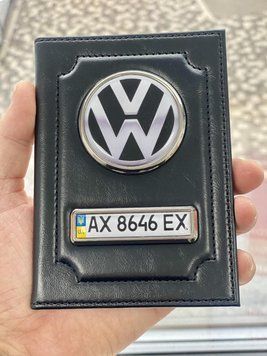 Шкіряна обкладинка для автодокументів з логотипом VOLKSWAGEN і держ. номером авто чорна глянсова шкіра