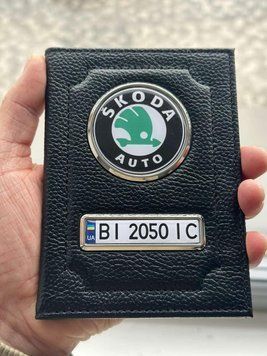 Шкіряна обкладинка для автодокументів із логотипом SKODA і держ. номером авто ребриста шкіра з чорною ниткою
