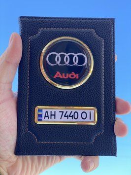 Шкіряна обкладинка для автодокументів з логотипом AUDI та гостю. номером авто ребриста шкіра з жовтою ниткою