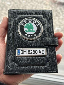 Портмоне для автодокументов и денег Кожаная обложка с логотипом SKODA и гос. номером авто