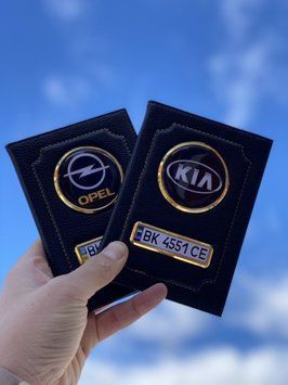 Шкіряна обкладинка для автодокументів з логотипом KIA і годен. номером авто ребриста шкіра з жовтою ниткою