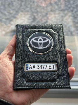 Шкіряна обкладинка для автодокументів із логотипом TOYOTA і держ. номером авто ребриста шкіра з чорною ниткою