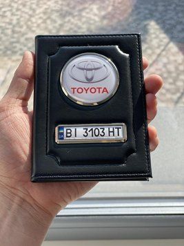 Шкіряна обкладинка для автодокументів із логотипом TOYOTA і годен. номером авто чорна глянсова шкіра