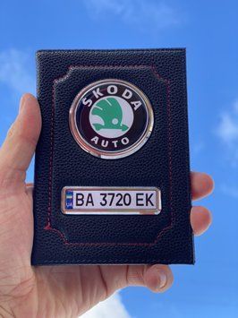 Шкіряна обкладинка для автодокументів із логотипом SKODA та годен. номером авто ребриста шкіра з червоною ниткою