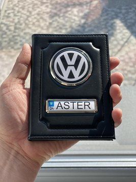 Шкіряна обкладинка для автодокументів із логотипом VOLKSWAGEN і годен. номером авто чорна глянсова шкіра